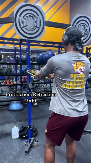 Strong scapula = strong shoulder stability. This banded protraction/retraction drill helps activate your serratus and stabilize your shoulder girdle—crucial for athletes, especially QBs. Control every rep. Quality > speed. #ShoulderHealth #ScapulaControl #AthleteTraining #creatorsearchinsights