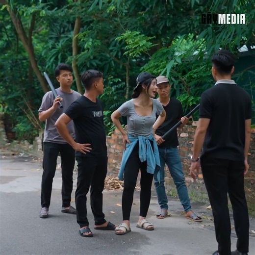 Chủ tịch một thân một mình về quê hỏi vợ , bị tềnh địch dẫn dân anh chị ra "hỏi thăm" #gaytv #gaymovie | Gãy Movie
