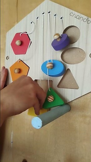 Painel Sensorial Colmeia - Formas de Encaixe, da Criando - Brinquedo Educativo de Madeira.