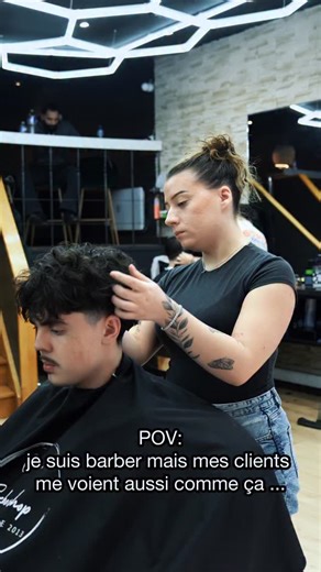 Parfois on se transforme juste en entendant ce que dit le client devant nous 😇 🎥 @lucasmonin O’BLOC BARBERSHOP 📍49 rue Baudrière/Angers 💈 15€ la coupe / Coupe barbe 20€ 💫 Tous types de coupes, même les motifs 🕦Lun-Sam : 9h-19h 🌙 Jeudi nocturne jusqu’à 23h 🍹Café & sirops offerts 🔗Prenez RDV directement sur Planity lien en bio. #barberangers #coiffeurangers #angers #barbershop | O'bloc Barbershop