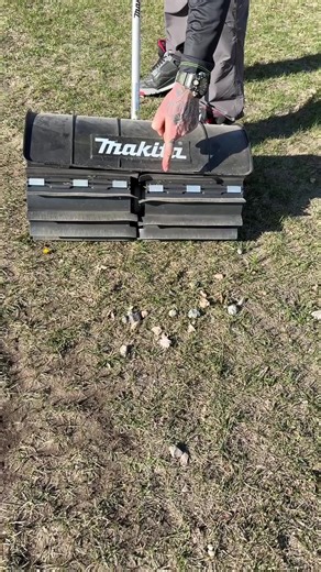 Efficient Debris Removal with Makita Paddle Sweep Attachment