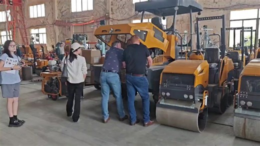 国外客户来我厂体验考察并签下代理权，山东奔马压路机寻找全球贸易伙伴。CN电话 86 18660738766，邮箱:dongfangsi1988@outlook.com。