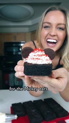 Santa Mickey Mousse RECREATED!! @disneyparks I’m v excited about this one, you need any new chefs?!👩🏼‍🍳🍫 #disneyfood #brownierecipe #disneyworld