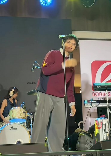 Palayo sa Mundo: Live Performance by Arthur Nery