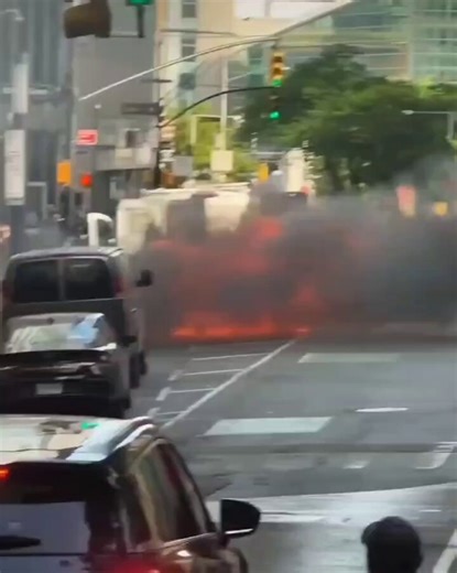 🔥 🇺🇸 A vehicle caught fire and exploded in a huge fireball in #NewYork, near the Charging Bull statue in Lower Manhattan's Wall Street area on at around 6 PM Tuesday.@FDNY responded & extinguished the fire with no injuries reported.Initial accounts identify the vehicle as an Infiniti QX60 SUV and describe the incident as accidental with no evidence of foul play. #US