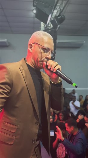 SimetriX on Instagram: "Conference Fire 🔥🔥 #juniortrovao"