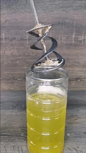 Cement vs. Citric Acid: Clean Your Tools! 🛠️🧼 #lifehack #construction #cement #citricacid #cleaning