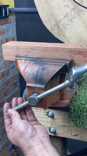 The lever system few people know aboutMore force,#WorkshopHack #LeverSystem #SmartMechanics