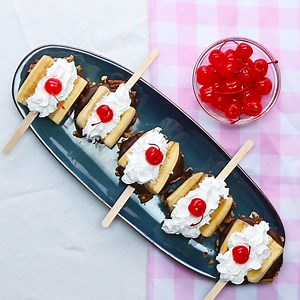 7.4K views · 424 reactions | These banana splits are portable! they're so dang cute and perfect for your next summer treat!  RECIPE: https://tasty.co/recipe/banana-split-on-a-stick | Tasty UK | Facebook