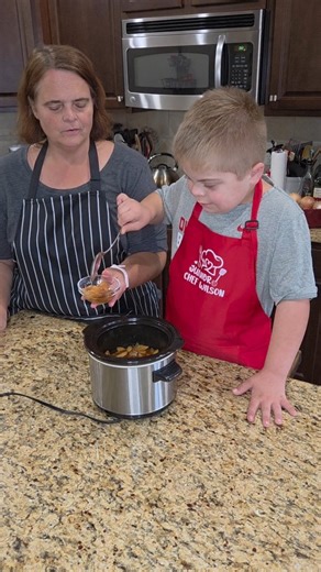 Slow Cooker Baked Apples! #crockpot #apples #fall #easyrecipe #dessert | Farwick Family