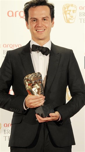 Cankurd Zana☀️ on Instagram: "Hamelt ('How All Occasions Do Inform Against Me ') - (Andrew Scott). Hamlet is basically yelling at himself. He feels ashamed because he keeps thinking and delaying instead of acting. He sees soldiers ready to die for something small and meaningless, and it hits him: “I have a real reason. My father was murdered. My family is destroyed. So why am I still doing nothing?” He realizes that being human means using your mind and your courage, not hiding behind excuses. H