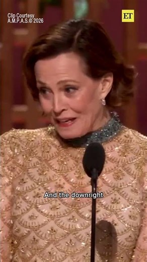 Pedro Pascal helped Sigourney Weaver as she recreated her iconic ‘Aliens’ moment at the #Oscars.