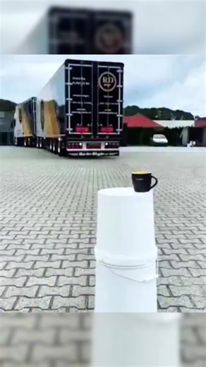 Rear-axle steering and pure precision. This big truck moves smoother than most cars—technology and skill working together. #truck #automobile #mechanic #skill #usa