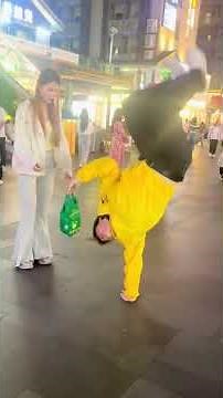 外卖员迟到了给顾客跳支自创外卖舞 送外卖不小心迟到了，为了安慰顾客，给顾客跳了一支自创外卖舞#路人视角 #搞笑 #街头舞蹈#外卖小哥跳舞刘帅 #外卖舞原创刘帅