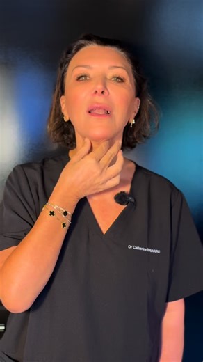 ✨ Pourquoi avez-vous un double menton ? (Spoiler : ce n’est pas toujours la graisse.) Le “double menton” n’a pas une seule cause, et c’est pour cela qu’il ne se traite jamais de la même façon d’une personne à l’autre. Voici ce que le Dr Catherine Navarro explique dans ce réel👇 🔍 1. La posture & le “tech-neck” Passer la journée la tête penchée sur le téléphone comprime les tissus, raccourcit certains muscles… et crée un pli sous le menton. C’est l’une des causes les plus fréquentes aujourd’hui.