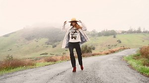 HIGHLAND SISTERS Die neue Kollektion Tabula Rasa verspricht romantische Herbstgefühle und verführt mit wunderschönen Style-Kombis zum Schwärmen! Wolle und Satin, Karos und Spitze sowie Federn und Fake-Fur harmonisieren perfekt. Shop now: https://bit.ly/2Dgyf38 | SPORTALM Kitzbühel