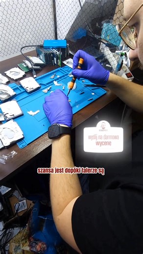 Odzyskiwanie danych z dysków z uszkodzoną elektroniką to jedna z częstszych awarii, z jakimi trafiają do mnie klienci. W przypadku starego Samsunga 80GB wszystko zależy od tego, co dokładnie się stało z płytą. Czasem wystarczy wymiana diody zabezpieczającej zasilanie, ale bywa też, że przepięcie uszkadza nie tylko elektronikę, lecz także głowice odczytu, co mocno komplikuje odzysk. Jeśli dysk nie stuka, nie rysuje talerzy i nie widać śladów spalenia, szanse na odzyskanie danych są spore — ale be