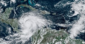 Huracán Iota se fortalece rápidamente en su camino hacia Centroamérica