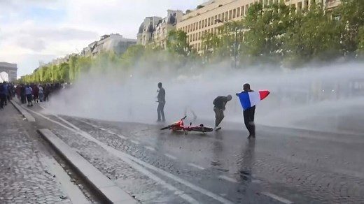Anti-vaccine pass protest in Paris turns violent with clashes against police