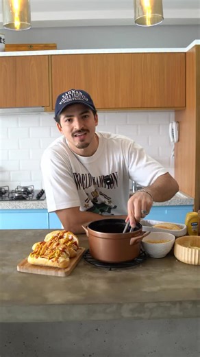 SALSICHA SAUDÁVEL EXISTE?! VEM VER 😱🤤🌭 Encontrei uma das receitas mais surpreendentes do ano e posso provar! ESSA SALSICHA AQUI VOCÊ POSE COMER SEM PESO NA CONSCIÊNCIA!!! 😍🥹🙌🏽 A criançada vai amar... É realmente uma opção INCRÍVEL pra quem não quer/pode comer salsicha normal. VALE A PENA DEMAAAAIS 🙏🏼😮‍💨 Marca o @ que vai testar essa com você! 🥰🫶🏻 Ingredientes 👨🏻‍🍳 - Peito de Frango - Cebola em pó - Páprica Defumada - Sal & Pimenta do Reino 🌭 Pãozinho de sua preferência / Purê d
