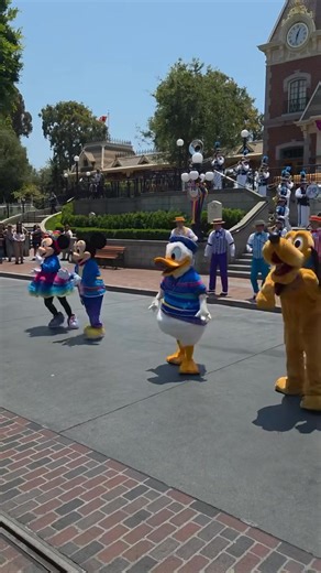 216K views · 10K reactions | There’s a whole lot of partying happening today for Disneyland’s Birthday! Watch Mickey, Minnie and the gang celebrating with a special dance party! 拾 #disneyland70 #disneyland #celebrate | Disney Addicts | Facebook