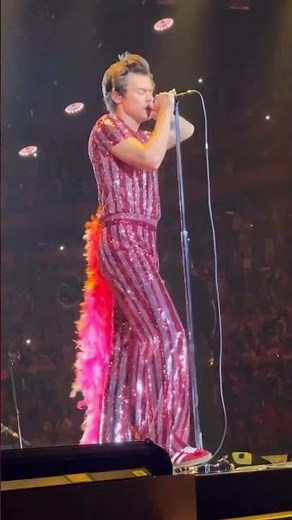 Harry Styles Brings Back What Makes You Beautiful at MSG… Fans Lose It! 😱🎤✨