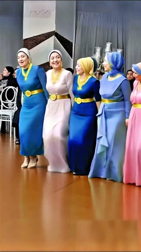 Halay Oynayan Kadınların Renkli ve Coşkulu Anları #halay #kurdish #kurtce #düğün #gelin #halaybasi