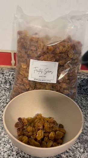 🌱NUECES RELLENAS🌱 - mixeá 1/2 taza de pasas de uva previamente hidratadas con 2 cdas de yogur natural/vegetal - Poné el relleno entre dos nueces y báñalo en chocolate amargo derretido (yo lo derrito con un chorrito de aceite para que sea más ligero) - Refrigerar y disfrutar! ✅Productos @frutos_secos_online . . #cocina #vegan #viral #cocinasaludable #glutenfree #hack #viralvideos #veganfood #nuts #food #foodlover #yummy #healthy #snack #thursday | Dip House