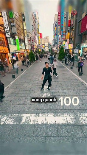 Anh chàng nhảy giữa dòng người chạy rất nhanh 😳