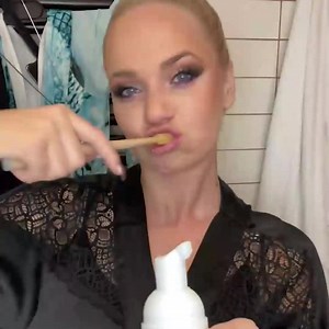 1.2M views · 308 reactions | 令 Diga adeus às manchas amarelas e ao mau hálito 醴 A pasta dentífrica WHITESHINE dar-lhe-á um hálito fresco e branqueará os seus dentes sem danificar a camada protetora do esmalte dos dentes O sorriso cintilante começa com a pasta dentífrica certa! | Frilla | Facebook