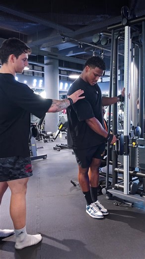 Comment bien travailler les épaules ? Avec insta: guigz.stg - - #gym #shoulderworkout #bodybuilding