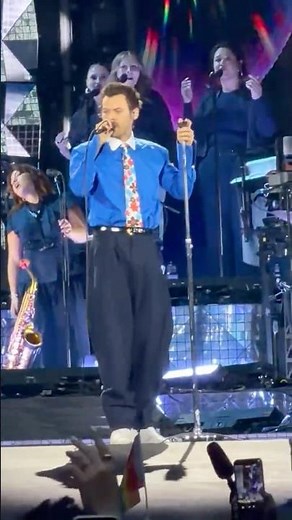 Harry Styles SINGS ADORE YOU in Amsterdam Night 1