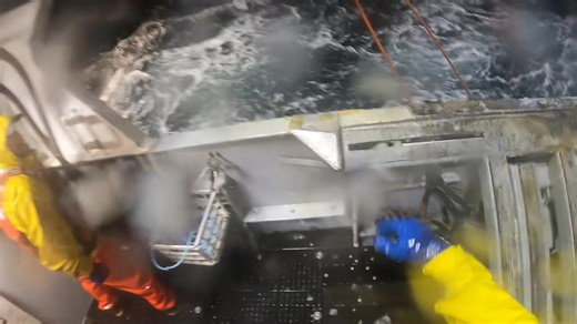 1.8K views | Hauling Grey cod pot #fyp #ocean #beringsea #unalaska #fypp #discoverychannel #discoverychann | Mr.fishen | Facebook