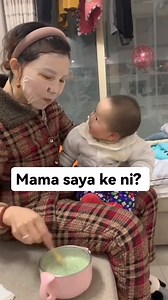 Hairan dia tengok muka mama dia pakai mask😂 . . . 🎥Video kredit owner | MOMO