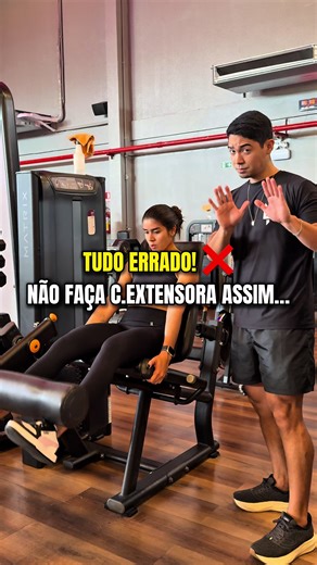 🚨 VOCÊ TÁ ERRANDO NA CADEIRA EXTENSORA? Isso pode estar destruindo seus resultados! ❌ Tronco relaxado ❌ Joelho desalinhado ❌ Pé esticado demais 👉 Resultado: menos ativação no quadríceps e mais sobrecarga nos joelhos! Agora olha como fazer do jeito CERTO 👇 ✅ Banco ajustado com o joelho no eixo ✅ Tronco firme e peito estufado ✅ Pegando no lugar certo e pés levemente flexionados 🔥 Quadríceps realmente SENDO TRABALHADO! Não é sobre levantar peso. É sobre estimular do jeito CERTO! 💥 📲 Me segue 