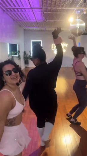 Pilates Sculpt + Barre on Instagram: "Happy Monday 😘"