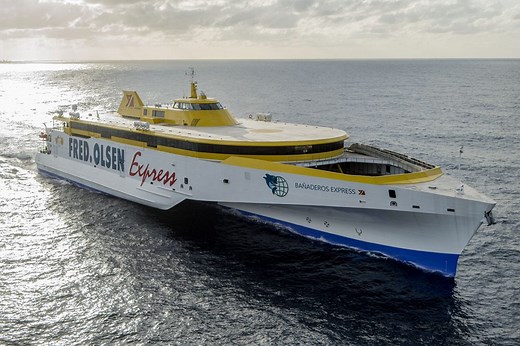 A escasos minutos de que el ferry de Fred Olsen zarpara de San Sebastián de La Gomera rumbo a Los Cristianos, Tenerife, un vehículo que viajaba en bodega cae y acababa hundiéndose en el mar. Por razones que todavía se desconocen, el vehículo, que se supone debía estar correctamente calzado, salió por la borda. Un suceso atípico, que sorprendió en especial a su propietario que se percató de los hechos, dando el aviso a la tripulación del hundimiento de su vehículo. Según dicta el protocolo a segu