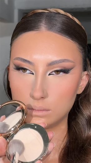 DAFINË NEZIRI on Instagram: "Using: @charlottetilbury 🤍 Charlotte Tilbury Airbrush Flawless Foundation Airbrush Flawless Finish Refillable Blurring & Setting Powder Airbrush Flawless Hydrating & Waterproof Setting Spray Pillow Talk Multi-Glow CHARLOTTE TILBURY BRUSHES FOR EVERY MAKEUP STEP🤍"