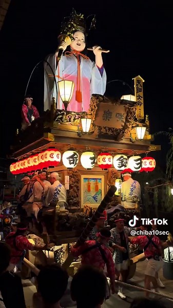 📍千葉 香取市（Chiba Katori） #佐原の大祭夏祭り 佐原の大祭夏祭りは、300年を超える歴史と風情ある小江戸“佐原”の町並みが魅力の伝統的な夏の祇園祭。ユネスコ無形文化遺産にも登録された10台の豪華な山車は、道を“の”の字に回転させる曲曳き「のの字廻し」や約40曲の佐原囃子、手踊りとともに曳き廻され、その勇壮で華やかな姿は圧巻です 。夜間には提灯に灯がともり、小野川沿いに映る幻想的な光景が楽しめます 。 🗺️：佐原の大祭夏祭り（八坂神社祇園祭） 📍：千葉県香取市佐原本宿地区（八坂神社周辺） ⏰：7月10日以降の金・土・日曜の3日間、10:00～22:00まで山車曳き廻し。2025年は7月11日～13日開催 💰：参加無料 🚃：JR成田線「佐原駅」より徒歩約10分。東京駅から電車で約110分、臨時特急「佐原夏祭り号」も運行 🅿️：あり。利根川河川敷に臨時無料駐車場（約1,000台・大型バス可）あり。祭会場へは有料シャトル舟（中学生以上800円）＆シャトルバスを利用 The Sawara Grand Festival – Summer Edition is a tra