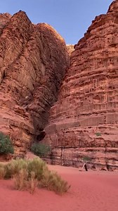 If you have found a beautiful secret place, think thousand times to tell it to someone else because every great beauty has one big enemy: To be discovered!! Wadi rum 📍 | Petra - Jordan