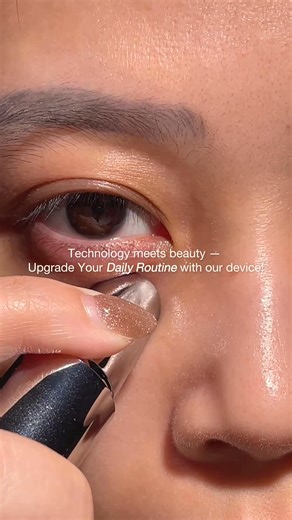 Meet the world's first 20-in-1 encapsulated serum LED & EMS facial device! This clinical-grade device combines a powerful serum with advanced technology to deliver a complete facial workout. The Red LED helps promote skin radiance and suppleness, while Electrical Muscle Stimulation (EMS) stimulates over 40 facial muscles to improve circulation and lymphatic drainage. 🌿 6 Peptides Power Serum 👁 Prevent your skin under the eyes from sagging and improved texture and reduce dark circles Enjoy your