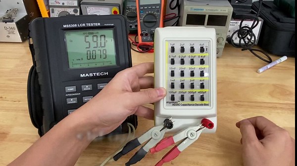 AD20C V1.2 Capacitance Decade Box ，5 Decades of capacitance ranges, 100pF to 11.111uF (in 100pF Steps).