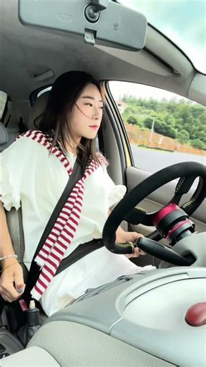 酷炫漂移训练场！年轻女车手的极限操作 | Young Female Driver’s Epic Drift Skills