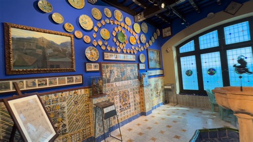 🔘La Sala del Brollador presenta el Museu del Cau Ferrat amb tota la seva plenitud. ▶️ Les pintures de Santiago Rusiñol i Ramon Casas conviuen amb les col·leccions de ceràmica, arqueologia i escultura religiosa. ––– 🔘La Sala del Manantial presenta el Museo del Cau Ferrat con toda su plenitud. ▶️ Las pinturas de Santiago Rusiñol y Ramon Casas conviven con las colecciones de cerámica, arqueología y escultura religiosa. ––– 🔘The Sala del Brollador presents the Cau Ferrat Museum in all its fullnes