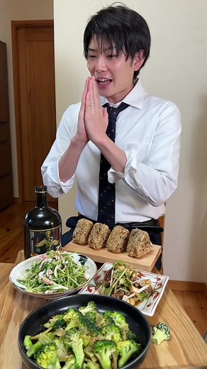 主婦層にこびてる動画らしいのですが、もっといろんな層に媚びていたいのでご飯作ります！ 【きのことサバの炊き込みごはん】 〈材料〉 米2合 まいたけ60g しめじ60g サバ水煮缶1缶 A しょうゆ大さじ2 みりん大さじ1 ほんだし小さじ1 〈作り方〉 ①米は洗米して30分以上浸水させ、水気をよく切る。 ②炊飯釜に米とAを入れて2合の目盛りより少なめに水を入れる。 ③ほぐしたキノコとサバを汁ごと加えて、炊飯する。 【豆苗とツナのサラダ】 〈材料〉 豆苗1パック かにかま70g ツナ缶1個 A ごま油大さじ1 鶏がらスープ小さじ1 塩こしょう少々 いりごま適量 おろしにんにく小さじ1/2 レモン大さじ1 〈作り方〉 ①豆苗は食べやすい大きさに切る。 かにかまは適当に割く。 ②ボウルにツナ、①、Aを混ぜる。 【韓国風カツオぱっちょ】 〈材料〉 カツオのたたき100g 玉ねぎ1/4個 水菜１株 A 醤油大さじ１ お酢大さじ1/2 ごま油小さじ1 コチュジャン大さじ１ おろしにんにく小さじ1/2 砂糖小さじ１ 白いりごま大さじ１ 〈作り方〉 ①カツオのたたきは食べやすい大きさに切る。 玉ねぎは粗