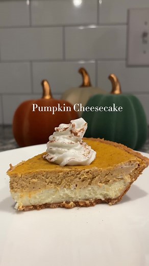 A delicious Double Layer Pumpkin Cheesecake 😋🍂🤎✨🍰 — #pumpkinseason #pumpkincheesecake #doublelayercheesecake #fallseason #falldesserts #pumpkindessert #dessert #bakewithme #cookwithme #easyrecipe #simplerecipe #quickrecipes #recetasfaciles #postresfaciles #postresdeliciosos #postredecalabaza #calabaza #mexicantiktok #foodie #foodtiktok #recipe #stepbystep #autumn #baketok #fyp #fypシ #foryoupage #parati #belanova