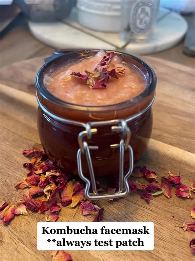 //K O M B U C H A - F A C E M A S K// When home brewing and youve got SCOBY coming out of the kitchen sink! 🤣 fear not you can use it on your face! Its makes such a gorgeous facemask! Why? Kombucha contains organic acids and natural probiotics, which supposedly ‘have been shown to improve the skin barrier and affect skin hydration', and maintain the natural balance of the skin, so less breakouts! The beneifts i have personally noticed? My skin is clearer and brighter, i get less breakouts, feel