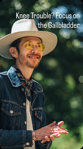 There is a direct connection between the health of the gallbladder and your frequent knee injuries. In TCM, the knee is connected to the gallbladder meridian. What can be done to support the gallbladder (and bring strength and balance to your knees)? Here are two key gamechangers I’ve found make a real difference: 🙅‍♂️Watch your sugar and trans fat intake: your gallbladder will thank you! 🌿Try herbs like Bodyguard and Golden Thread to help clean out the gallbladder (comment KNEES if you’d like