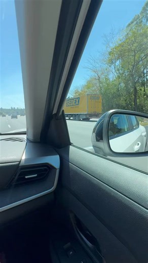 MARCELO BOTTEGA on Instagram: "2026 é um ano repleto de feriado! 😎 Internamente, ele reflete a modernidade de seu exterior. Extremante espaçoso para os passageiros e com o maior porta-malas entre os concorrentes, 470 litros, o Nissan Kicks leva o conforto e a praticidade para outro patamar. Um dos destaques da cabine é a configuração de telas do painel: uma para o cluster de instrumentos (7 polegadas nas versões Sense e Advance; 12,3 polegadas na Exclusive e Platinum) e outra para o sistema de 