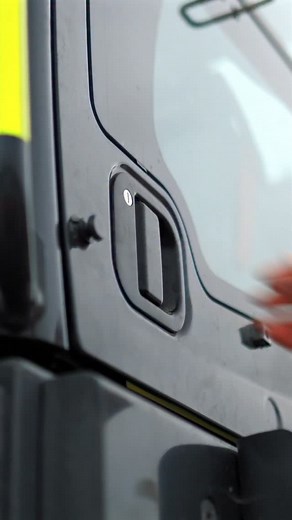 Read our cover story in the latest issue of the magazine on J Mould’s new Kobelco SK550DLC-11 high reach demolition excavator supplied by Molson Equipment | Awesome Earthmovers